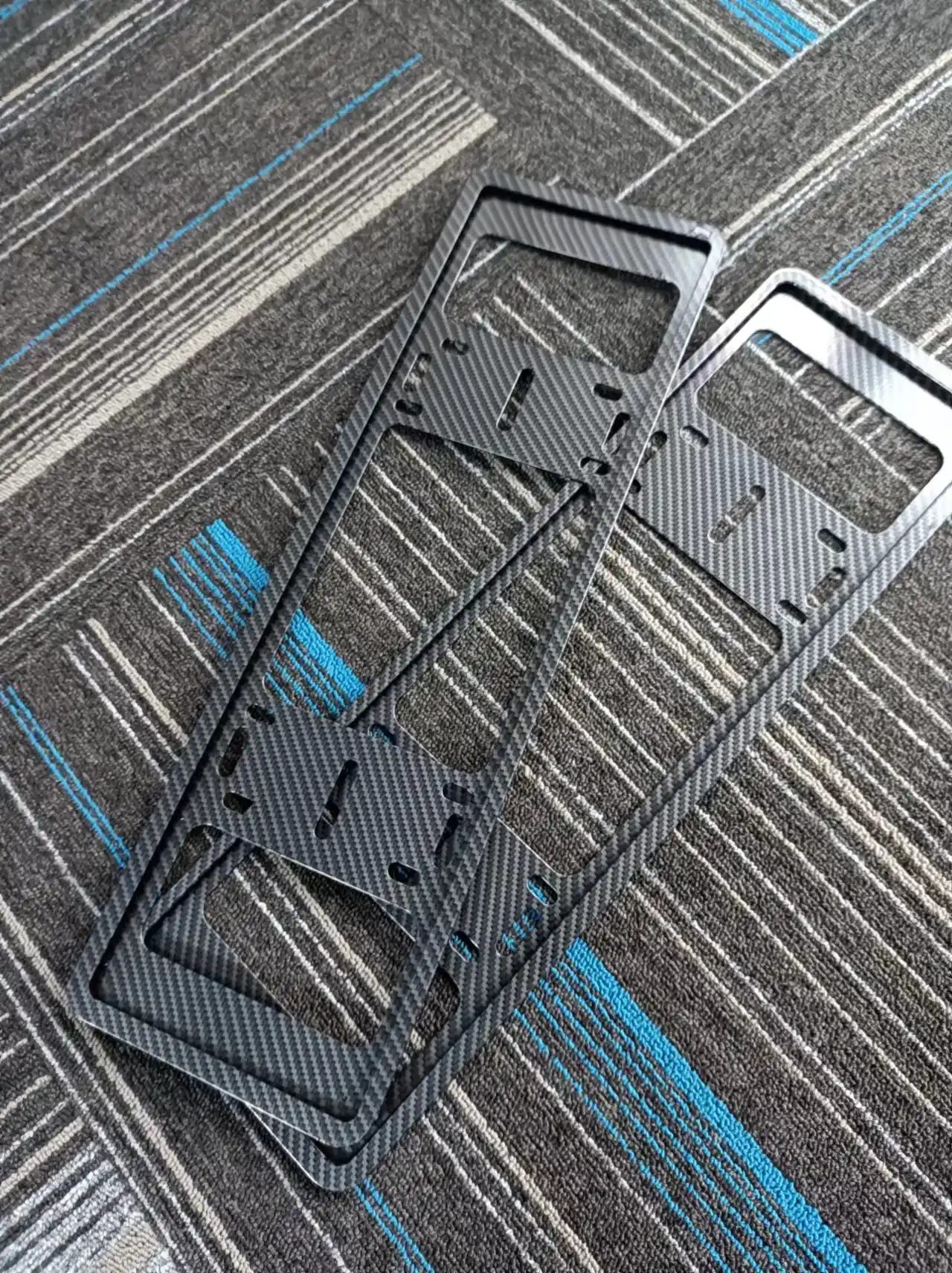 Carbon Fiber vs . marcos de matrícula de metal